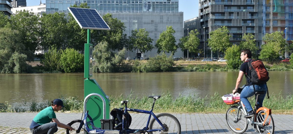 Station de gonflage à vélos sur l'île de Nantes