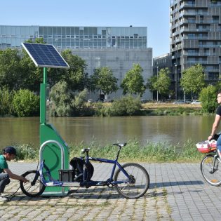 Station de gonflage à vélos sur l'île de Nantes