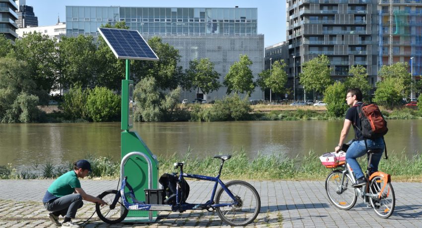 Station de gonflage à vélos sur l'île de Nantes