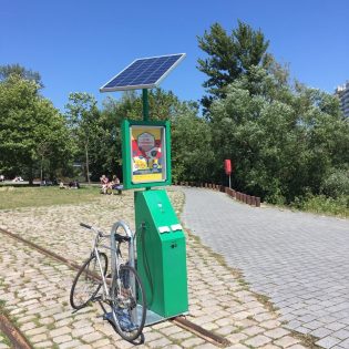 Station de gonflage à vélos sur l'île de Nantes