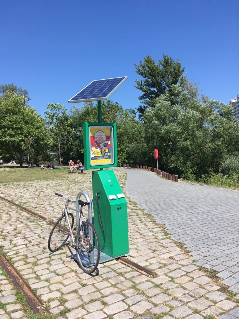 Station de gonflage à vélos sur l'île de Nantes