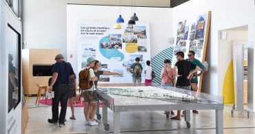 Une nouvelle exposition permanente est proposée depuis début juillet au Hangar 32, espace public de médiation et de débat dédié au projet urbain de l’île de Nantes. Ce réaménagement s’accompagne d’une nouvelle version du site www.iledenantes.com, l’équivalent numérique du Hangar 32. S03 JDO 07.19 063 1 370x195 - Les espaces de médiation du projet urbain se refont une beauté