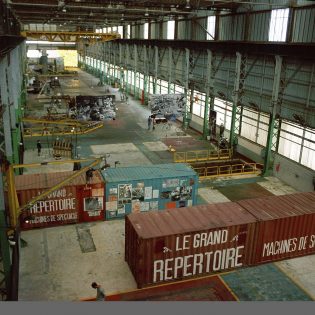 S13. Le Grand Répertoire. Exposition de machines de spectacle. Site Alstom Halle 5. Nantes Loire Atlantique 09 2003 © Jordi Bover Samoa 315x315 - Des halles Alstom au MIN, 30 ans d'urbanisme transitoire sur l'île de Nantes