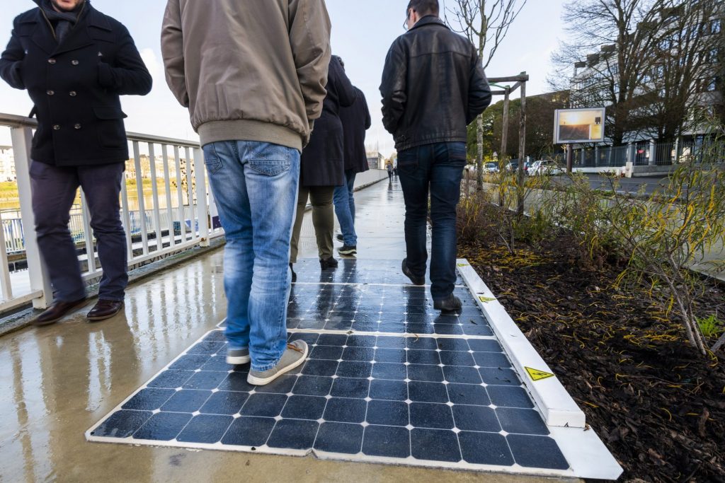 Panneaux photovoltaïque. Projet Rue connectée. Bd Gaston Doumergue. Nantes Loire Atlantique 12 2018 © Valéry Joncheray Samoa1 scaled 1024x683 - Quand la rue produit de l'énergie grâce au soleil