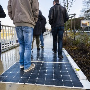 Panneaux photovoltaïque. Projet Rue connectée. Bd Gaston Doumergue. Nantes Loire Atlantique 12 2018 © Valéry Joncheray Samoa1 scaled 315x315 - Quand la rue produit de l'énergie grâce au soleil