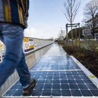 Panneaux photovoltaïque. Projet Rue connectée. Bd Gaston Doumergue. Nantes Loire Atlantique 12 2018 © Valéry Joncheray Samoa2 scaled 315x315 - Quand la rue produit de l'énergie grâce au soleil