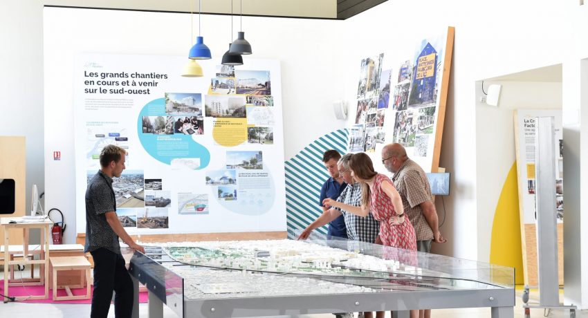 Lieu incontournable pour comprendre les différentes phases du projet urbain de l’île de Nantes, le Hangar 32 est fermé au public depuis le 16 mars en raison du Covid-19. En attendant de pouvoir à nouveau vous accueillir en toute sécurité, le Hangar 32 vous propose de (re)découvrir en images son exposition permanente. Hangar 32. Nantes Loire Atlantique 07 2019 © Jean Dominique Billaud Samoa5 scaled 850x460 - En attendant la réouverture : le Hangar 32 en images