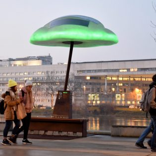 Bean Cloud, mobilier urbain conçu par Design9. Cette expérimentation urbaine donne des informations sur la qualité de l'air. Quai Hoche. Nantes (Loire-Atlantique) 01/2020 © Jean-Dominique Billaud/Samoa