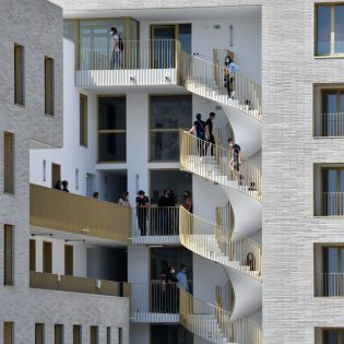 Immeuble Zellige. Quartier Prairie-au-duc. Architecte : Tectone / Tact + Atelier Roberta / Maitrise d’ouvrage : SNI / GHT / Financement / Partenaires : Association « Les Ruches ». Nantes (Loire Atlantique). 07/2020 © Franck Badaire/Samoa