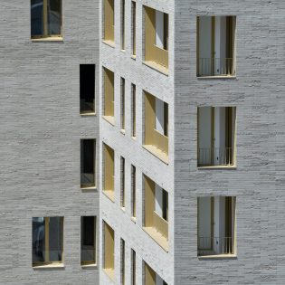 Immeuble Zellige. Quartier Prairie-au-duc. Architecte : Tectone / Tact + Atelier Roberta / Maitrise d’ouvrage : SNI / GHT / Financement / Partenaires : Association « Les Ruches ». Nantes (Loire Atlantique). 07/2020 © Franck Badaire/Samoa