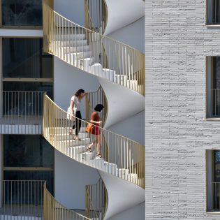 Immeuble Zellige. Quartier Prairie-au-duc. Architecte : Tectone / Tact + Atelier Roberta / Maitrise d’ouvrage : SNI / GHT / Financement / Partenaires : Association « Les Ruches ». Nantes (Loire Atlantique). 07/2020 © Franck Badaire/Samoa