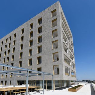 Immeuble Zellige. Quartier Prairie-au-duc. Architecte : Tectone / Tact + Atelier Roberta / Maitrise d’ouvrage : SNI / GHT / Financement / Partenaires : Association « Les Ruches ». Nantes (Loire Atlantique). 07/2020 © Franck Badaire/Samoa