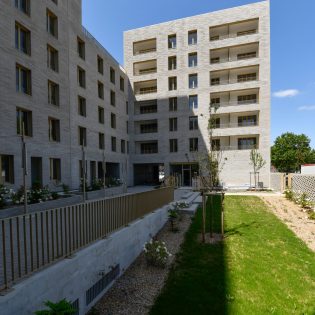 Immeuble Zellige. Quartier Prairie-au-duc. Architecte : Tectone / Tact + Atelier Roberta / Maitrise d’ouvrage : SNI / GHT / Financement / Partenaires : Association « Les Ruches ». Nantes (Loire Atlantique). 07/2020 © Franck Badaire/Samoa