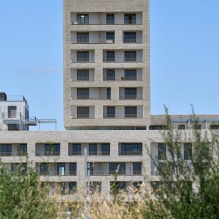 Immeuble Zellige. Quartier Prairie-au-duc. Architecte : Tectone / Tact + Atelier Roberta / Maitrise d’ouvrage : SNI / GHT / Financement / Partenaires : Association « Les Ruches ». Nantes (Loire Atlantique). 07/2020 © Franck Badaire/Samoa