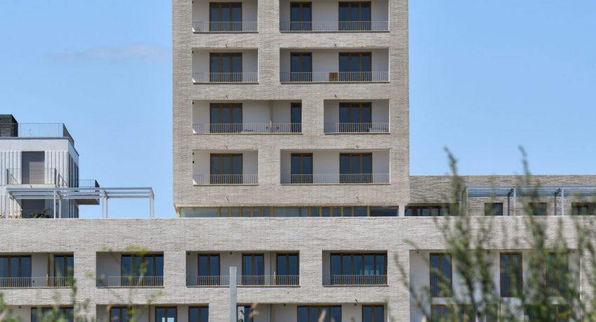 Immeuble Zellige. Quartier Prairie-au-duc. Architecte : Tectone / Tact + Atelier Roberta / Maitrise d’ouvrage : SNI / GHT / Financement / Partenaires : Association « Les Ruches ». Nantes (Loire Atlantique). 07/2020 © Franck Badaire/Samoa Immeuble Zellige. Quartier Prairie-au-duc. Architecte : Tectone / Tact + Atelier Roberta / Maitrise d’ouvrage : SNI / GHT / Financement / Partenaires : Association « Les Ruches ». Nantes (Loire Atlantique). 07/2020 © Franck Badaire/Samoa
