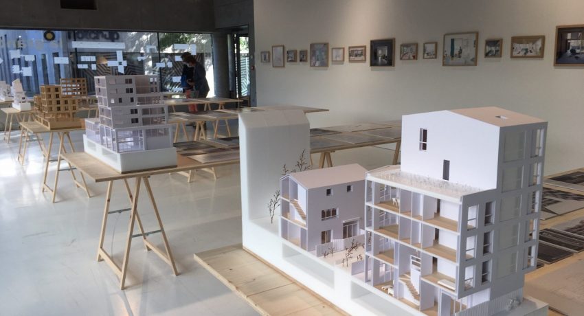 Un projet architectural se définit par des enjeux d’organisation de l’espace et les rêves qu’il suscite. C’est ainsi que l’agence d’architecture Bourbouze & Graindorge introduit son exposition « Scènes Domestiques », qui se tient actuellement à la Maison de l’architecture des Pays de la Loire dans le cadre du Voyage à Nantes. Expo ScenesDomestiques scaled 850x460 - « Scènes Domestiques » - Exposer l’architecture