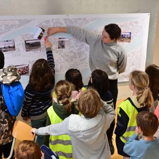 04.22 JAC.185 scaled 315x315 - Les enfants partagent leurs idées d'aménagement dans une exposition au Hangar 32