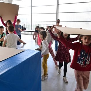 04.22 JAC.205 scaled 315x315 - Les enfants partagent leurs idées d'aménagement dans une exposition au Hangar 32
