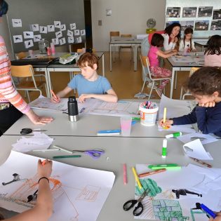 04.22 JAC.210 scaled 315x315 - Les enfants partagent leurs idées d'aménagement dans une exposition au Hangar 32