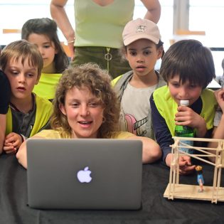 04.22 JAC.217 scaled 315x315 - Les enfants partagent leurs idées d'aménagement dans une exposition au Hangar 32