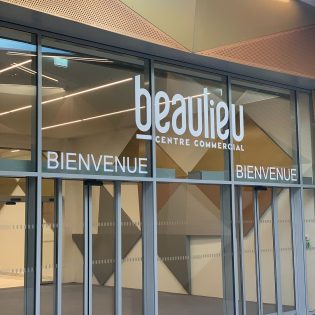 Nouveau parvis, centre commercial Beaulieu, ile de Nantes (2022) © Beaulieu