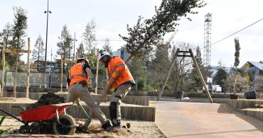 Plantation d'arbres sur le parc des Chantiers (ile de Nantes), février 2024