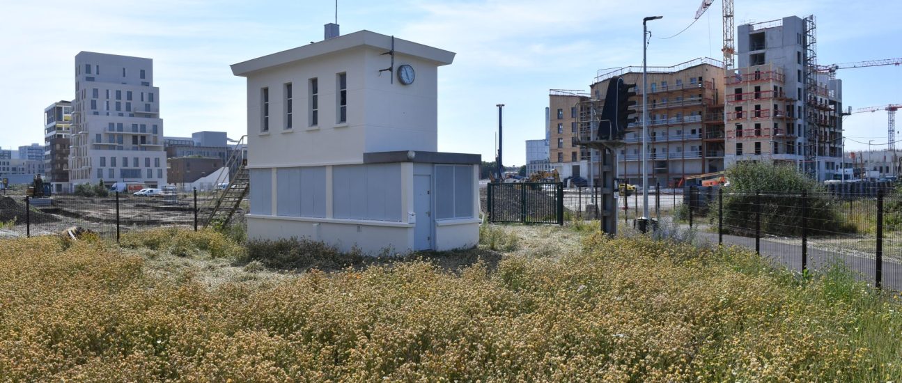 Poste d'aiguillage. Jardins de l'Estuaire. Nantes (Loire-Atlantique) 06/2024 © Jean-Dominique Billaud/Samoa Poste d'aiguillage. Jardins de l'Estuaire. Nantes (Loire-Atlantique) 06/2024 © Jean-Dominique Billaud/Samoa