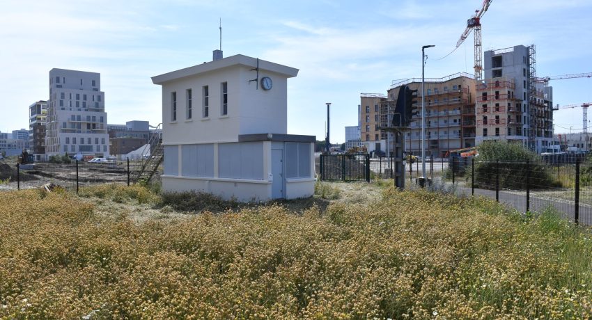 Poste d'aiguillage. Jardins de l'Estuaire. Nantes (Loire-Atlantique) 06/2024 © Jean-Dominique Billaud/Samoa Poste d'aiguillage. Jardins de l'Estuaire. Nantes (Loire-Atlantique) 06/2024 © Jean-Dominique Billaud/Samoa