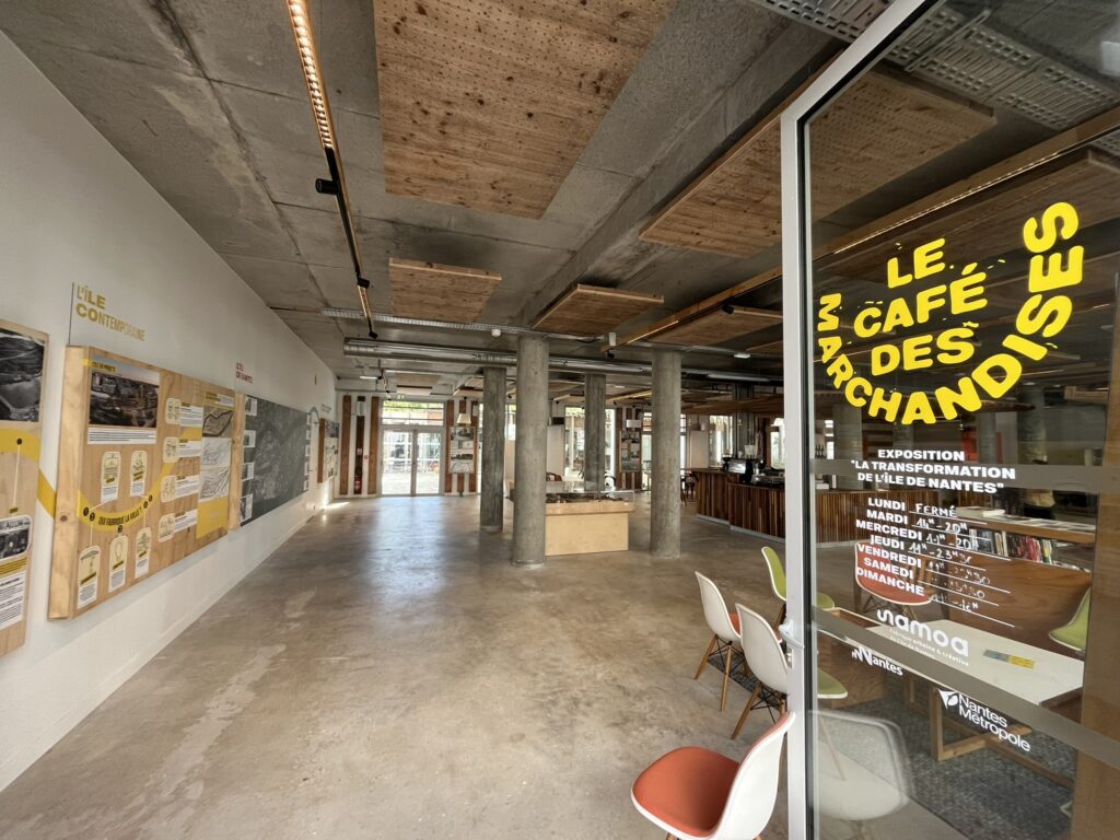Café des marchandises. Lieu d'animation et de médiation du projet urbain de l'île de Nantes. Samoa et le Bon Boulot. Nantes (Loire-Atlantique) 08/2026 © Samoa